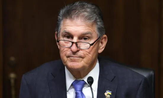 Manchin Announces Fundraising Numbers as Speculation Grows About 3rd-Party White House Bid