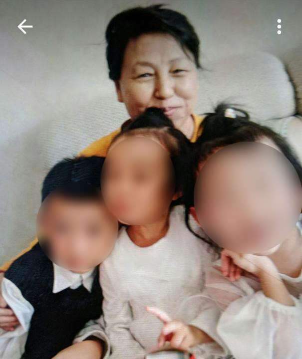 Falun Gong practitioner Luo Caisen with grandchildren
