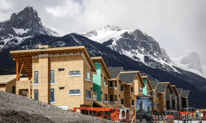 Mountains loom behind homes under construction in Canmore, Alta., on April 24, 2023. (The Canadian Press/Jeff McIntosh)