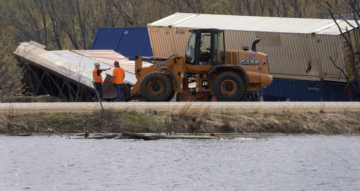 NextImg:Train Derailment in Wisconsin Sends Railcars Into Mississippi River