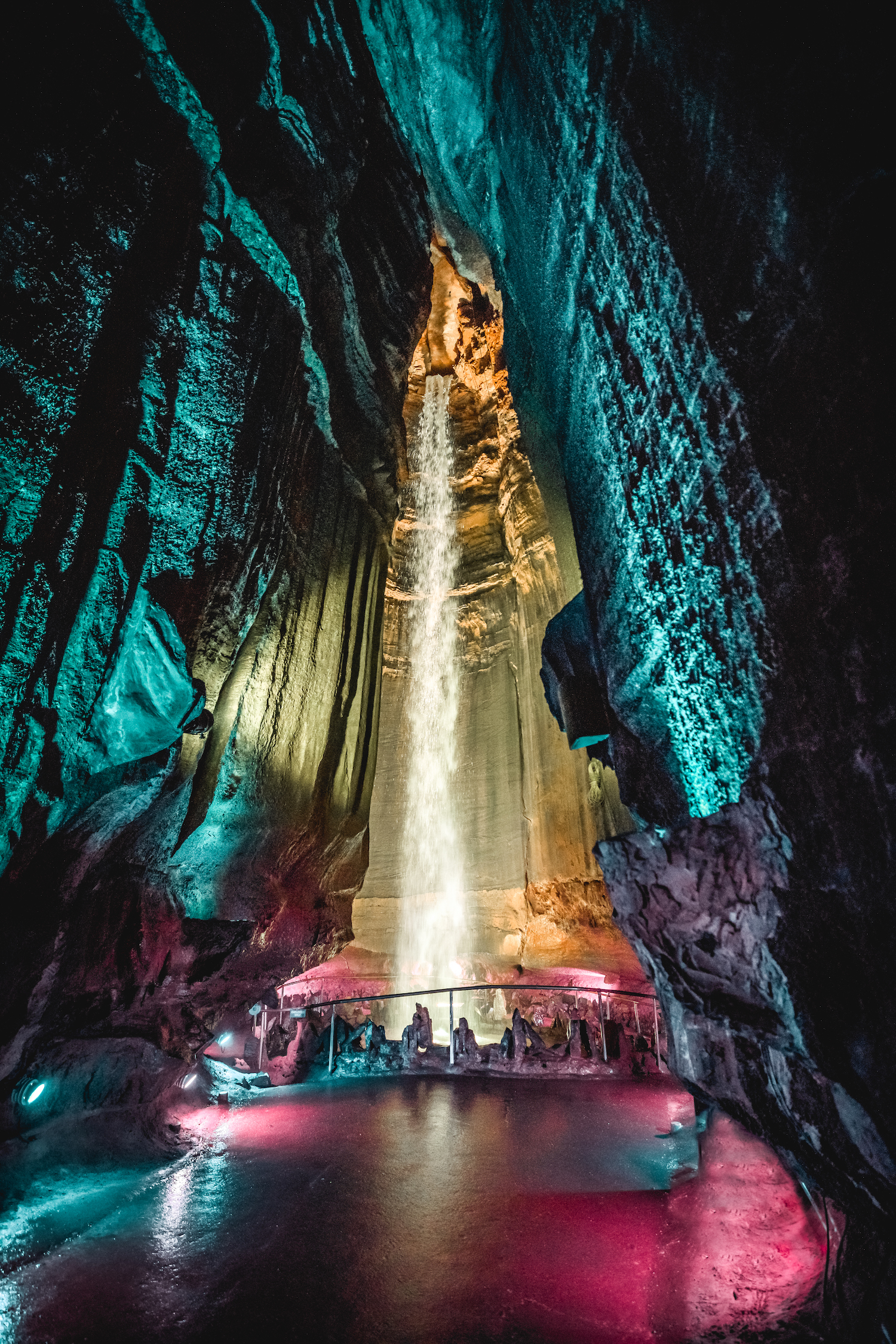 A modern-day photo of Ruby Falls