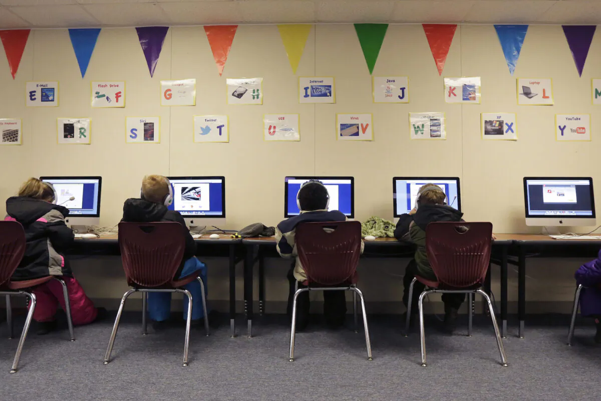 Elementary school students use computers in a file photo in Watford City, N.D., on Dec. 17, 2014. (Eric Gay/AP Photo)