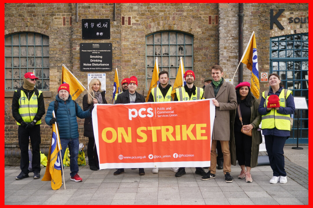 130,000 Civil Servants Strike Over Pay Dispute | The Epoch Times
