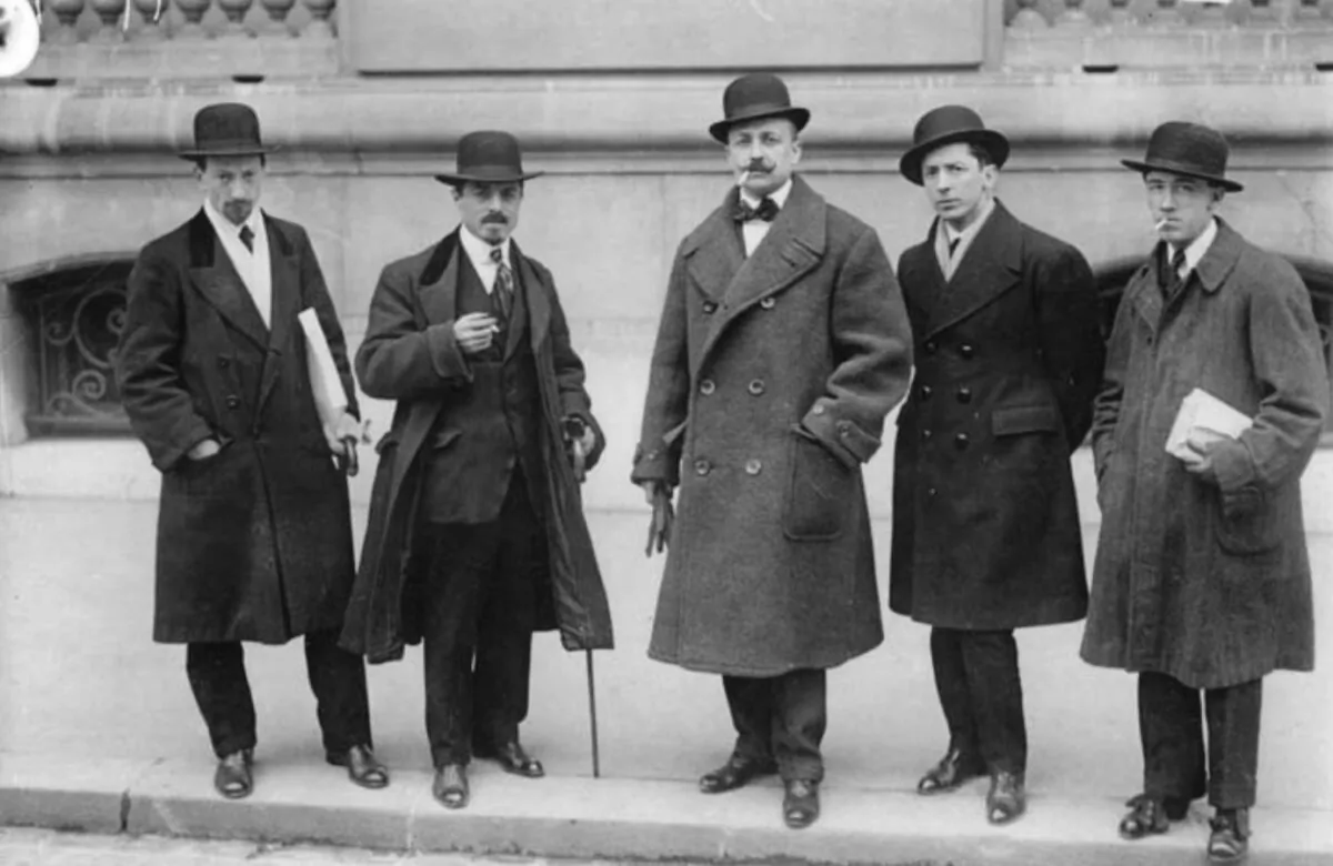 (L-R) Italian futurists Luigi Russolo, Carlo Carrà, Filippo Tommaso Marinetti, Umberto Boccioni, and Gino Severini in front of Le Figaro, Paris, on Feb. 9 1912. Marinetti, author of the “Futurist Manifesto,” urged the total repudiation and destruction of the past. (Public Domain) 