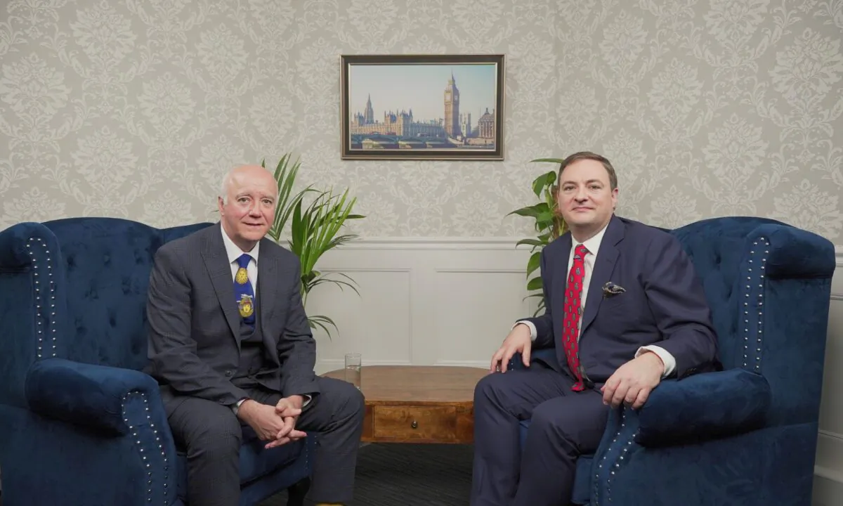 Consultant Surgeon Dr. Tony Hinton (L), a spokesman for the Health Advisory and Recovery Team, poses for a photo with Lee Hall, host of NTD's "British Thought Leaders" programme. (NTD)