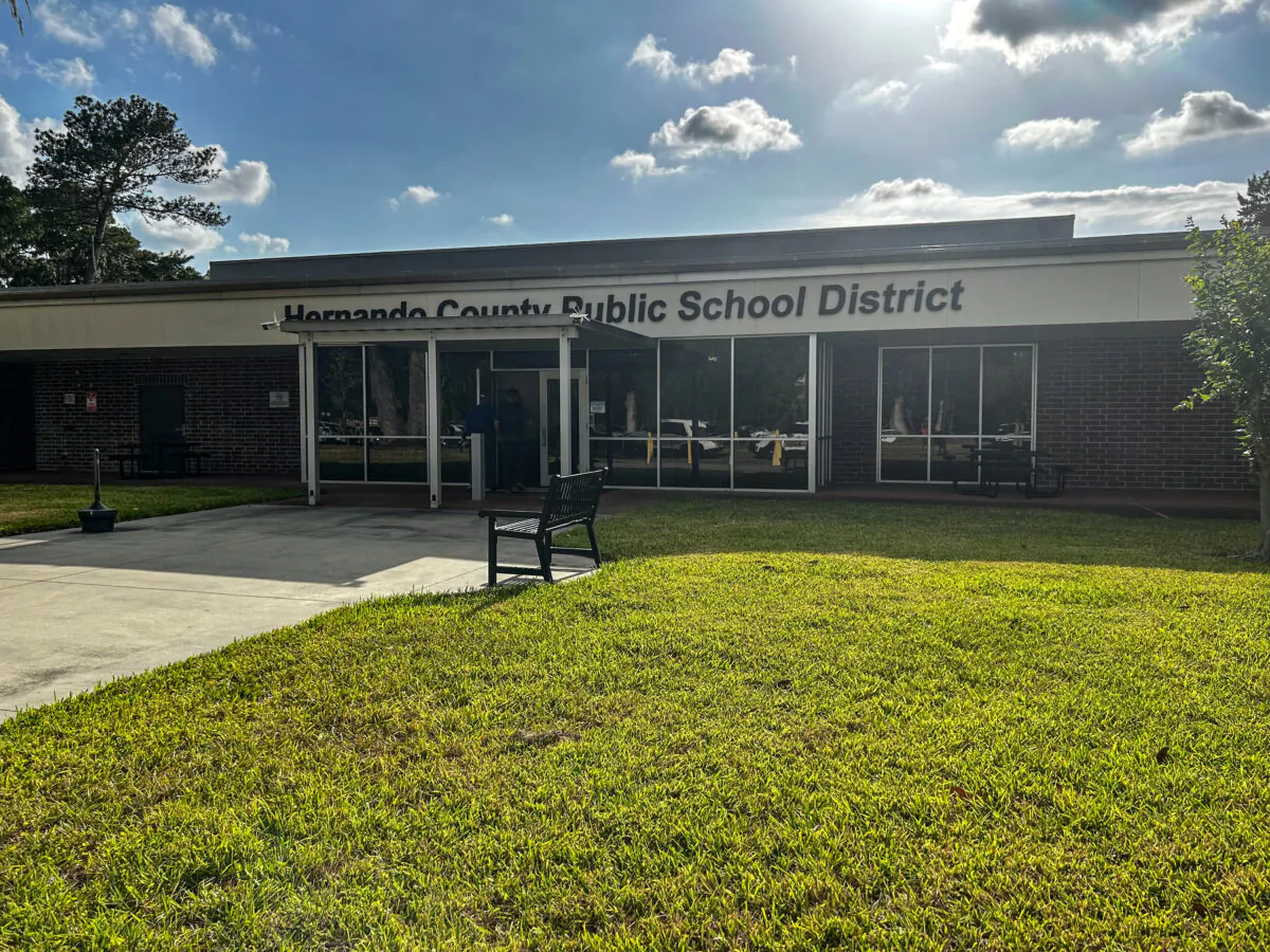 The Hernando County Public School District building in Spring Hill, Florida. (Patricia Tolson/The Epoch Times)