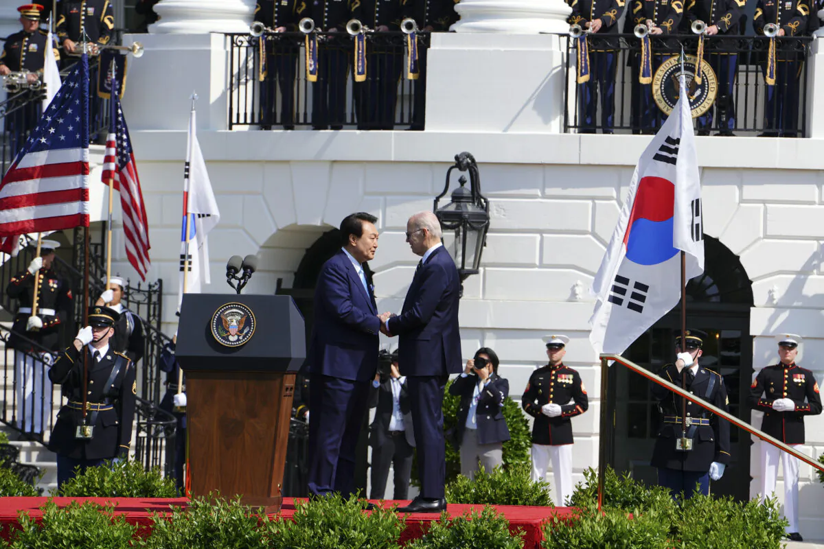 South Korean President Yoon Suk Yeol (L) and U.S. President Joe Biden (R) shake hands at an event at the White House in Washington on April 26, 2023. (Madalina Vasiliu/The Epoch Times)