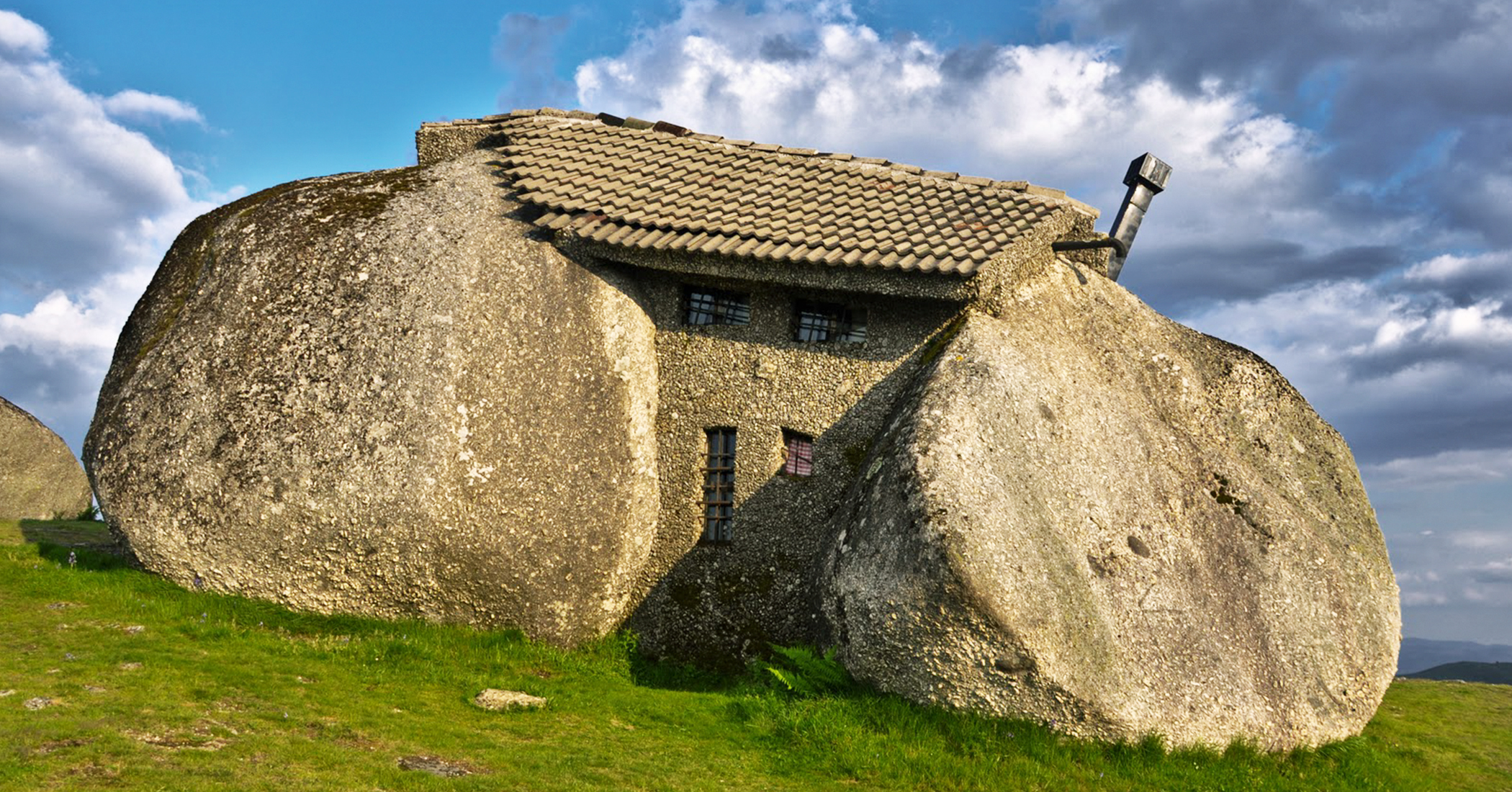 NextImg:This real-life 'Flintstones house' is built from boulders and has bulletproof windows—but no electricity