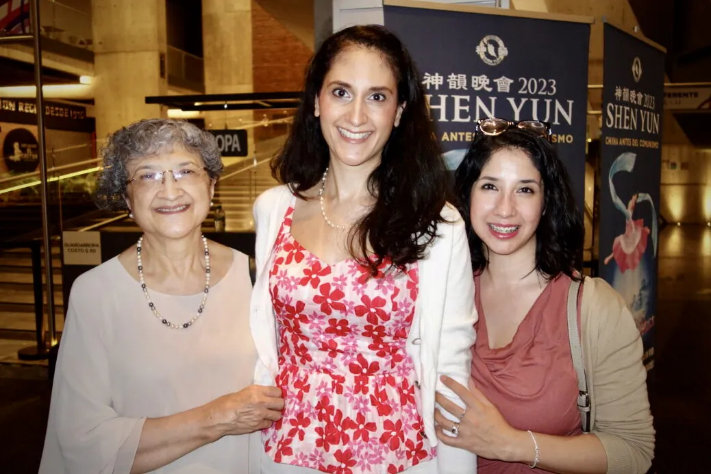 Alejandra Gonzalez (R), Patricia Gonzalez (C), and their mother enjoyed Shen Yun at the Auditorio Pabellón M, in Mexico, on April 28, 2023. (Lily Yu/The Epoch Times)