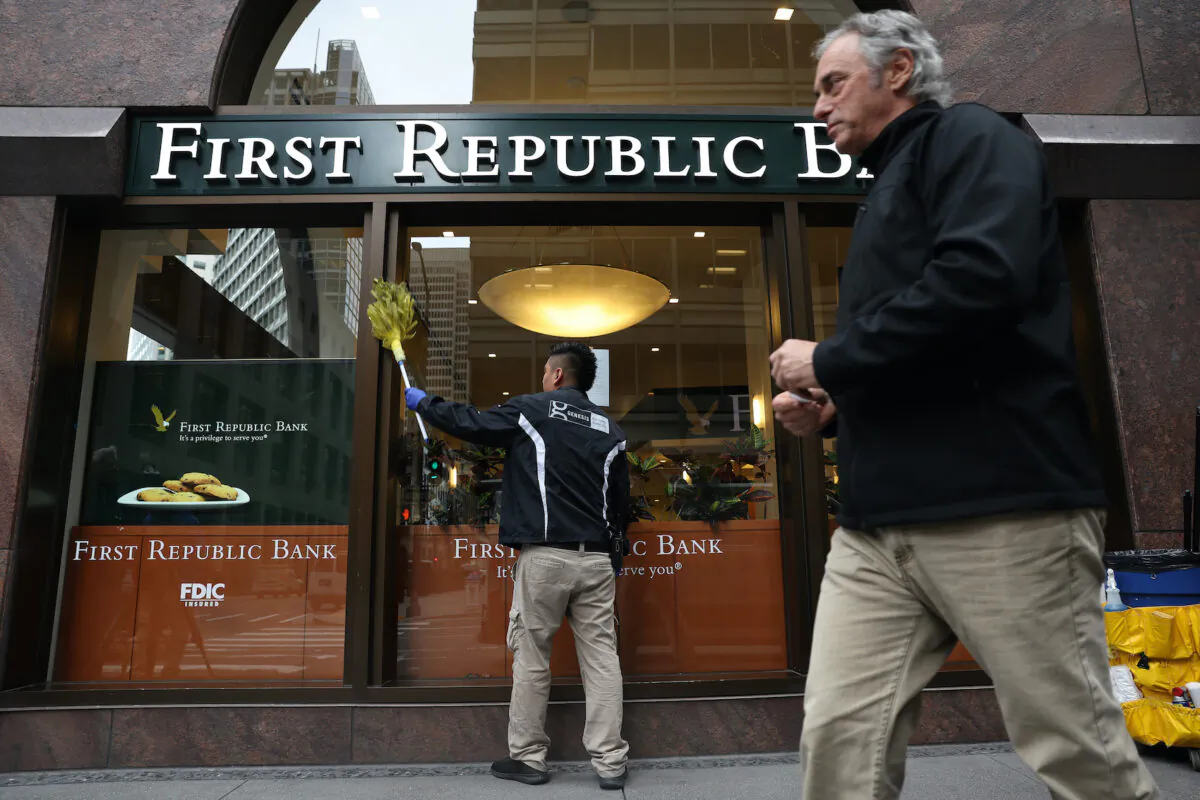 A worker cleans windows at a First Republic Bank office in San Francisco, Calif., on May 1, 2023. (Justin Sullivan/Getty Images)