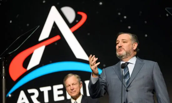 Cruz, Comer Probe Whether Biden Admin Coordinated With Environmentalists on Gas Stove Ban Campaign