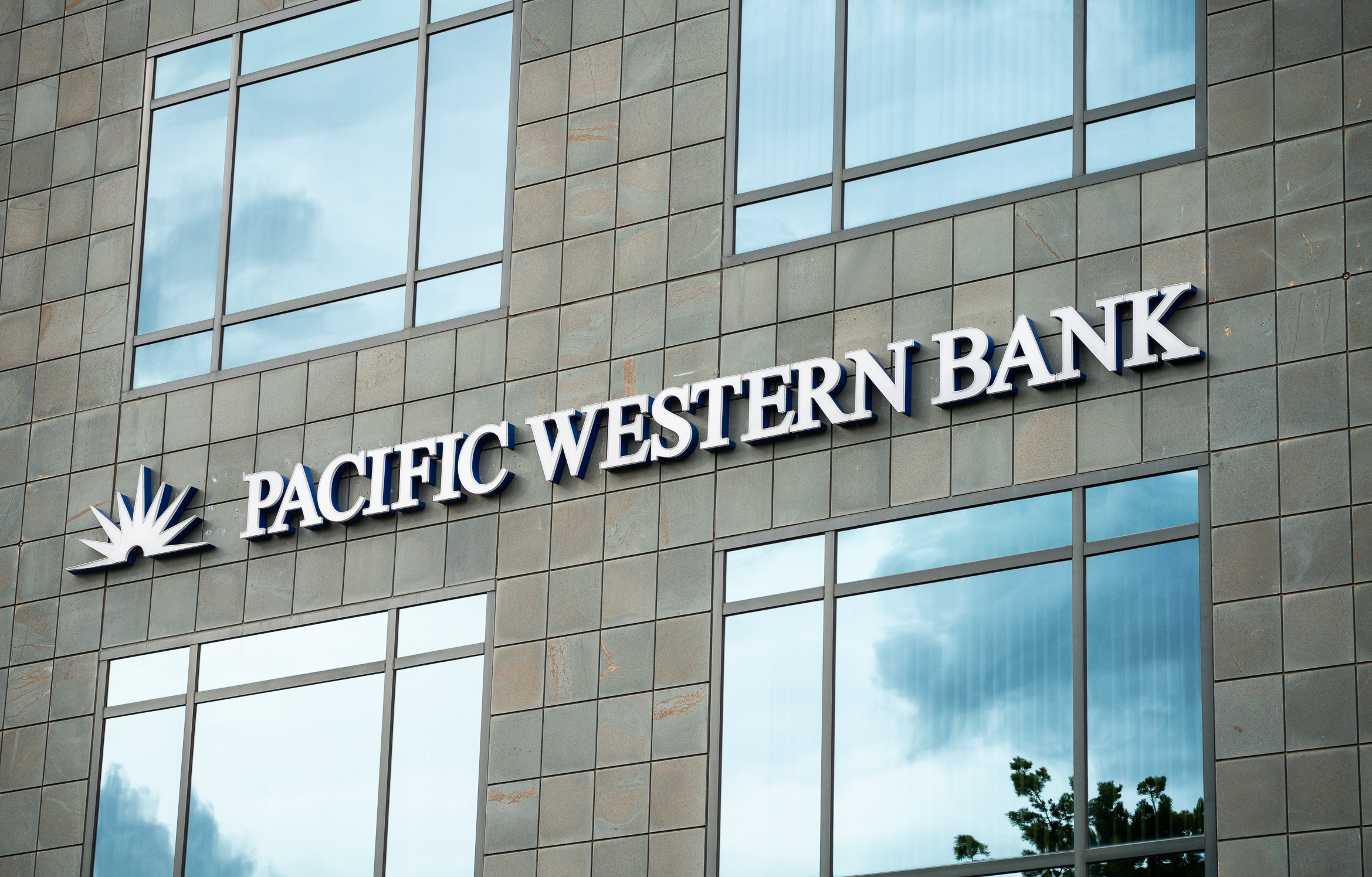 Pacific Western Shares Slide as Bank Reports Deposits Fall, Pledges More Assets as Collateral - Vimarsana News