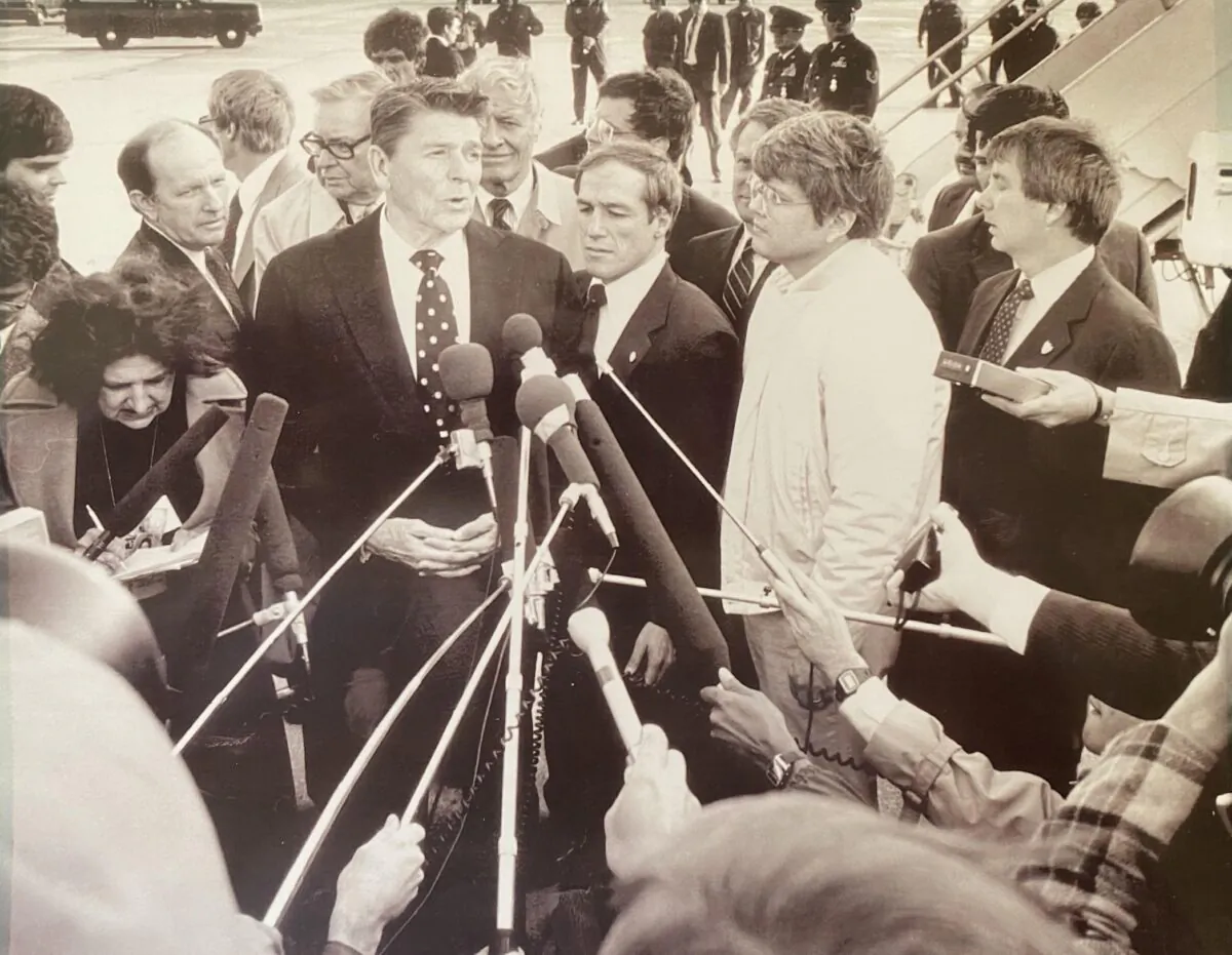 Reagan talks to the press on the airport
tarmac in Fort Wayne, Ind. (Courtesy of Winfield Moses)