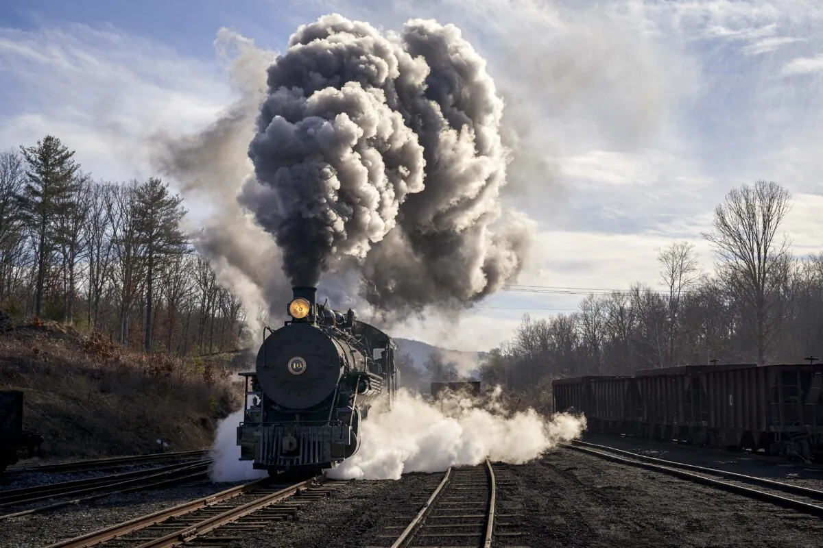 One of six steam
locomotives that
are part of the
East Broad Top
Railroad. The
train line began
operating in
1871, and it was
recently repaired
to become a
fully functional
tourist attraction. (Matthew Malkiewicz）