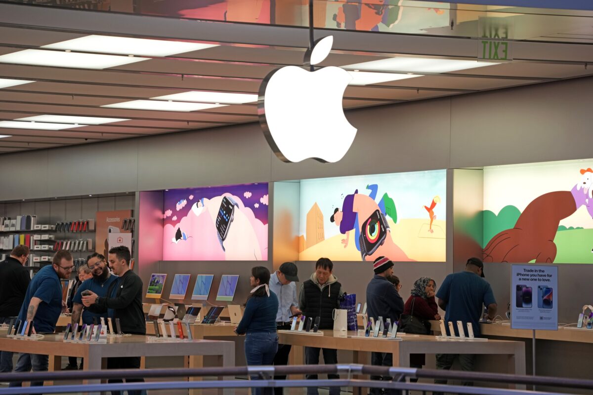 NextImg:Apple Posts Quarterly Revenue Decline; iPhone Sales Solid