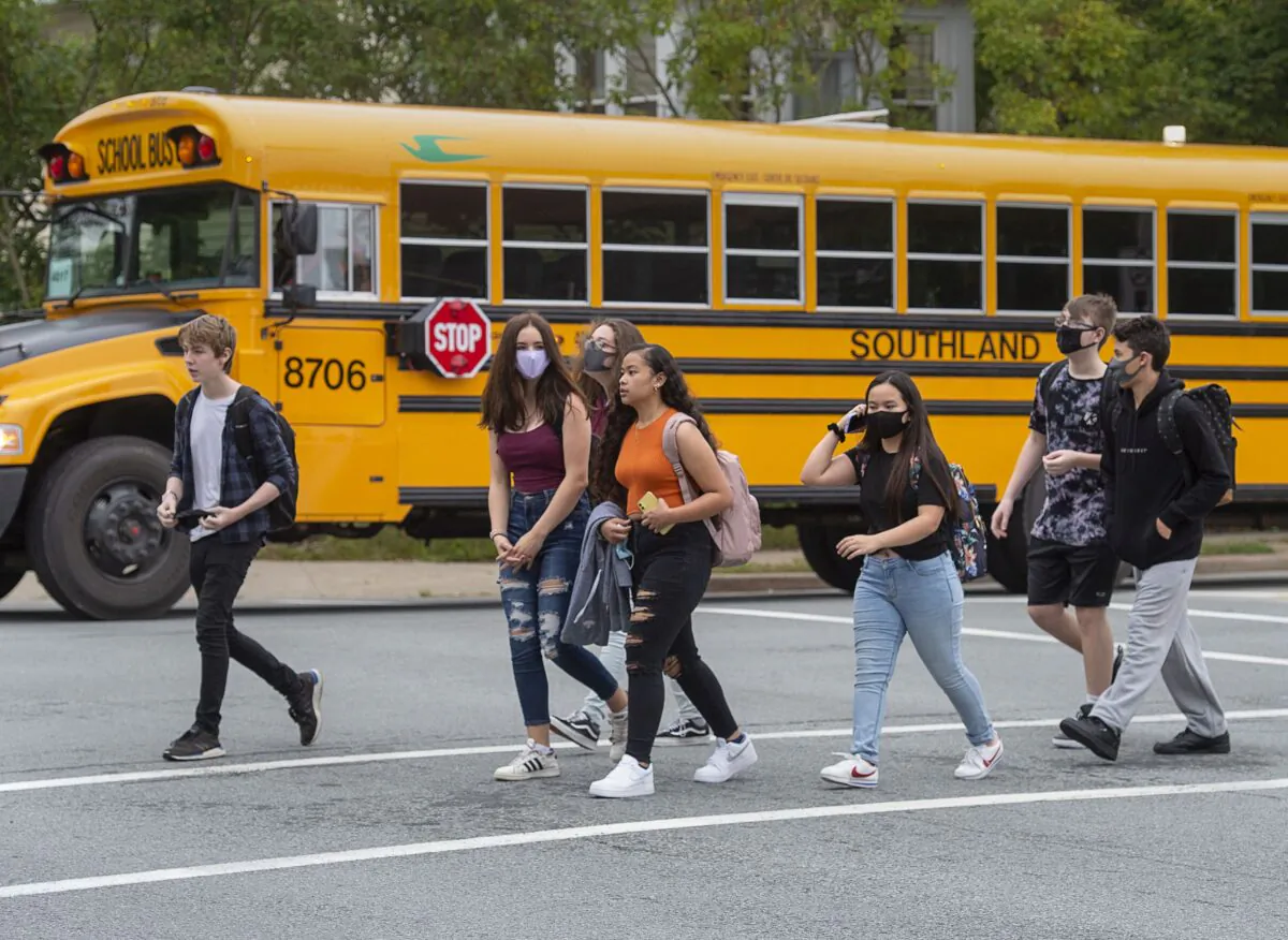 Students arrive at a high school in Dartmouth, N.S., on Sept. 8, 2020. (The Canadian Press/Andrew Vaughan)