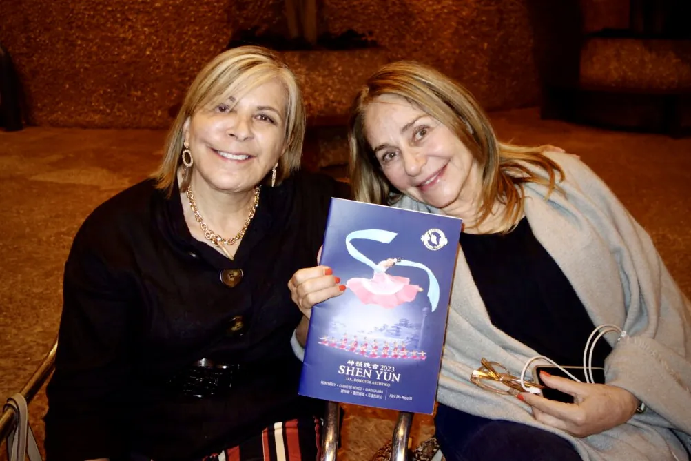 Gloria Pérez del Valle (L) and her friend enjoyed Shen Yun at the Auditorio Nacional on May 4, 2023. (Lily Yu/The Epoch Times)