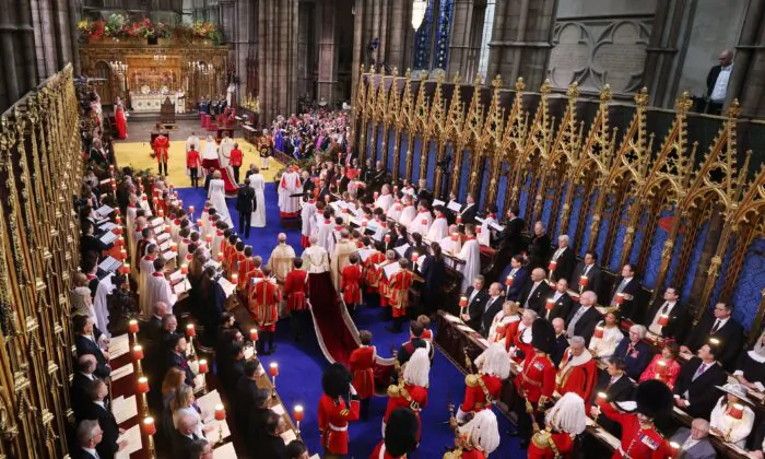 Król Karol III uczestniczy w koronacji w Opactwie Westminsterskim w Londynie 6 maja 2023 r. (Richard Pohle / WPA Pool / Getty Images)