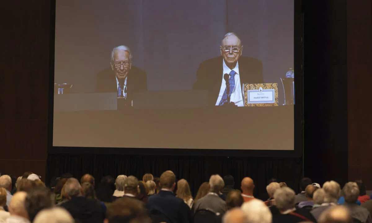Shareholders watch Warren Buffett (L) and Charlie Munger from the overflow room during the Berkshire Hathaway annual meeting in Omaha, Neb., on May 6, 2023. (Rebecca S. Gratz/AP Photo)