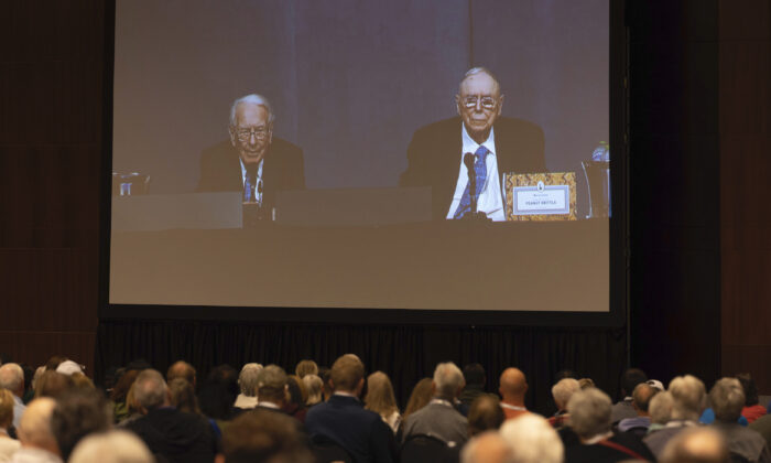 Berkshire Hathaway Annual Meeting: Buffett Bullish on America Despite Political Divisions