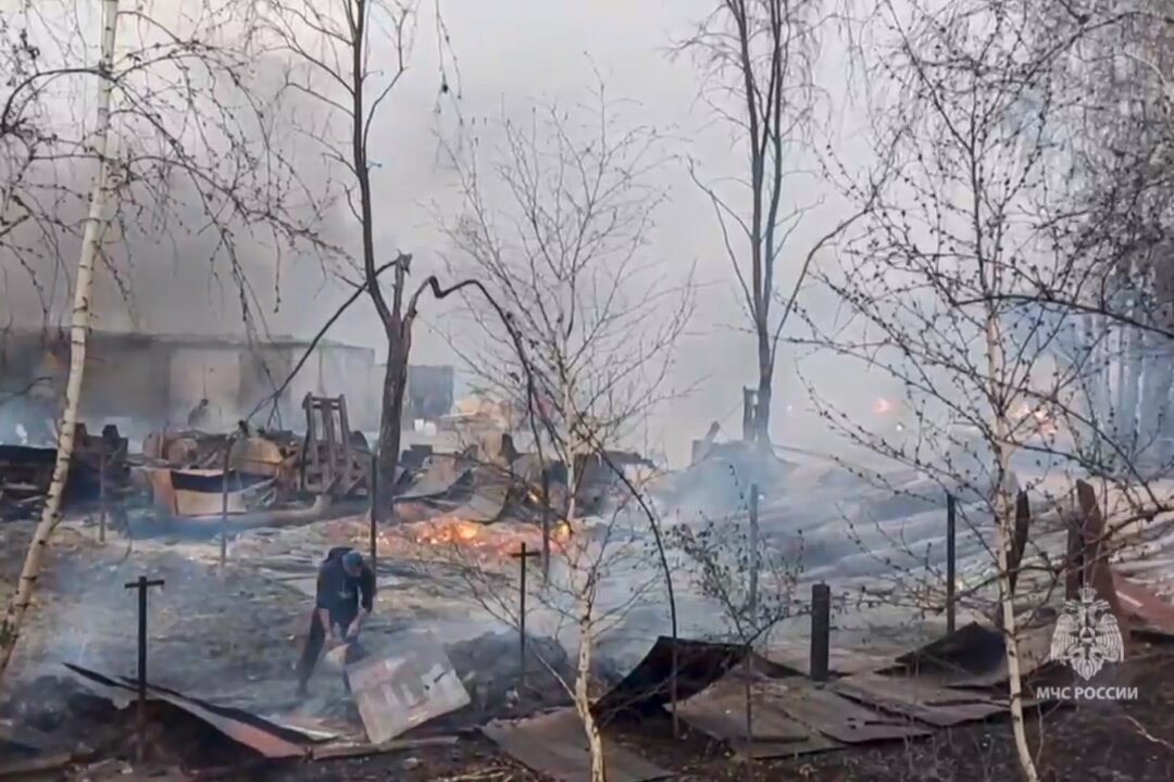 Structure Fire Russia 7 Die as Fires Rage in Swaths of Russia’s Urals | The Epoch Times