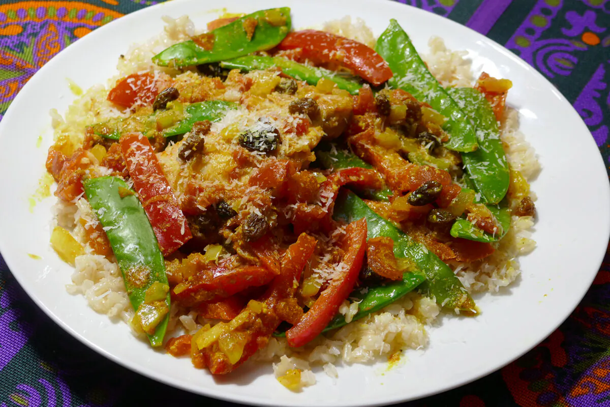 Curried Chicken with Peppers. (Linda Gassenheimer/TNS)