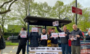 Former Hong Kong District Councillors Join Demonstration Outside HSBC in UK for Pensions Being Withheld