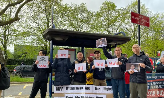 HSBC conducted its annual general meeting in Birmingham, England. Former Hong Kong district councilors arranged a demonstration outside the meeting to voice their opposition to the bank's decision to withhold the BNO Hong Kong residents' MPF. (Coutesy of Yau Man-chun)