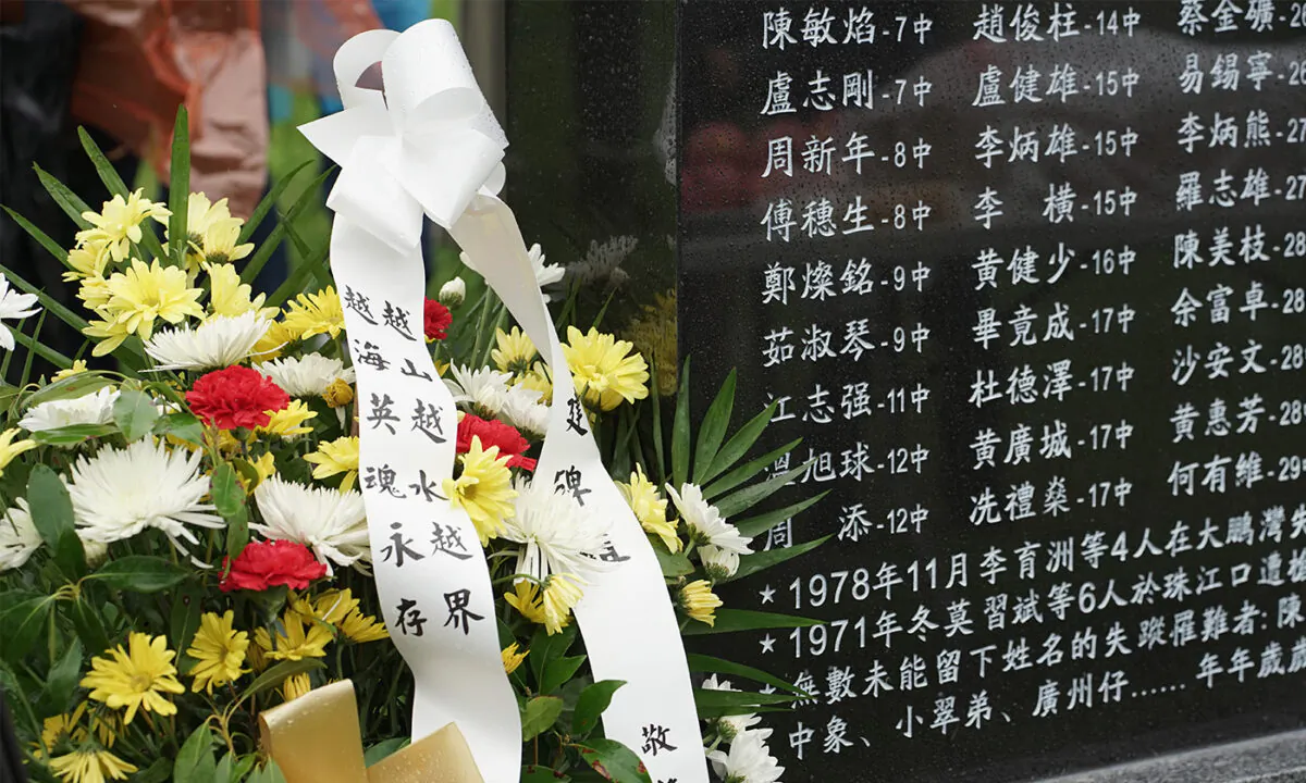 On April 30, 2023, Hong Kong escapee survivors from all over the world visited Eternal Sunset Memorial Park and Cemetery to participate in commemorative activities and bowed for the deceased. (Jenny Zeng/The Epoch Times)