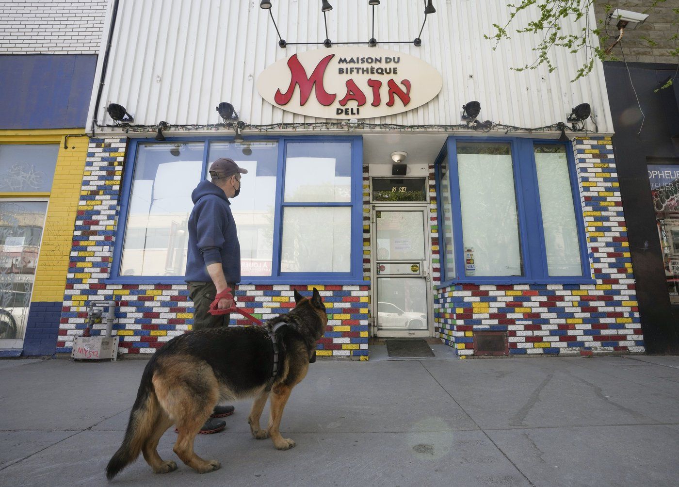 Closure of Montreal's Legendary Main Deli Mourned by Regulars, Prime Minister - Vimarsana News