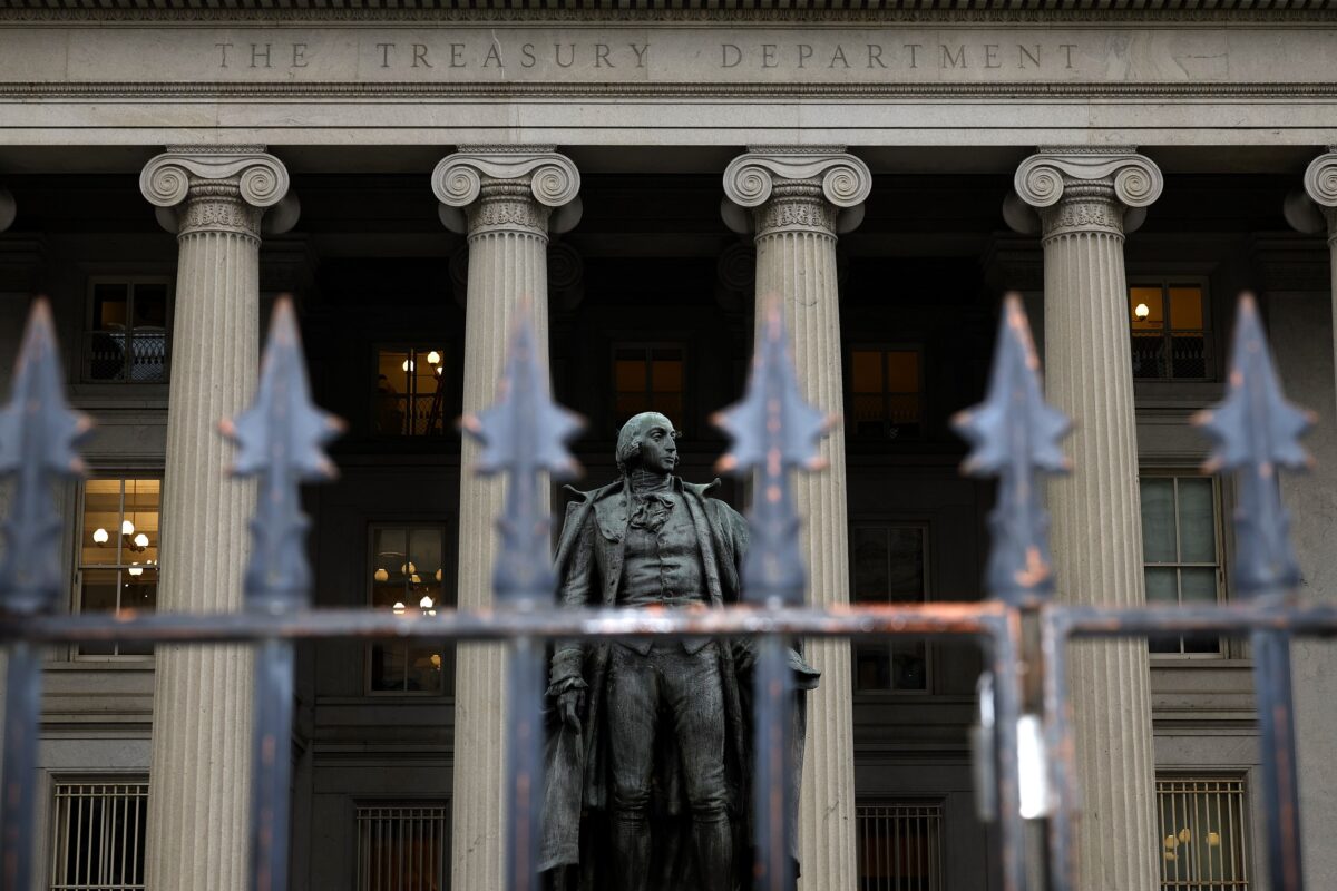 Stanford Professors Fear Half of US Banks Approaching Insolvency, as Navarro Blames 'Biden's Inflation'