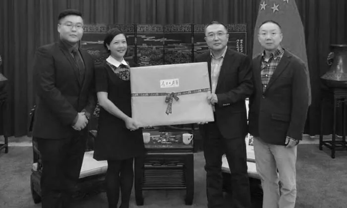 Vicky Lu (2L) was received by the Chinese Ambassador in New Zealand, Wang Xiaolong (2R). (Chinese Embassy in New Zealand)