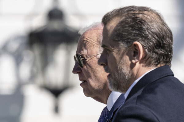 El presidente Joe Biden y su hijo Hunter Biden asisten a la tirada anual de huevos de Pascua en el jardín sur de la Casa Blanca en Washington, el 10 de abril de 2023. (Drew Angerer/Getty Images)