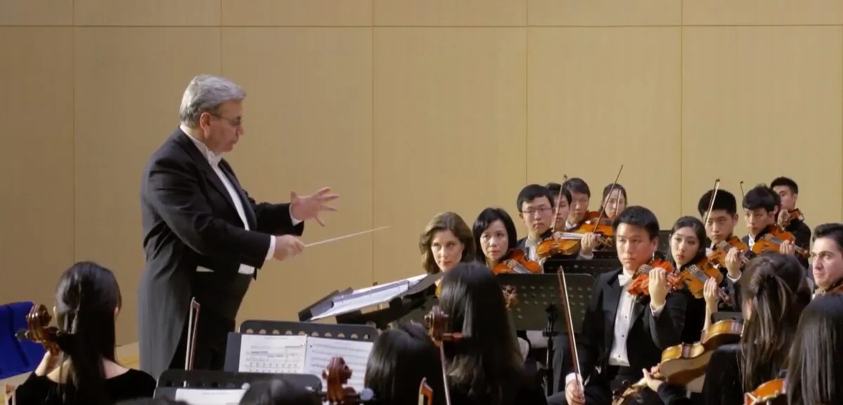 Milen Nachev conducts the Shen Yun Symphony Orchestra. (Shen Yun Zuo Pin)