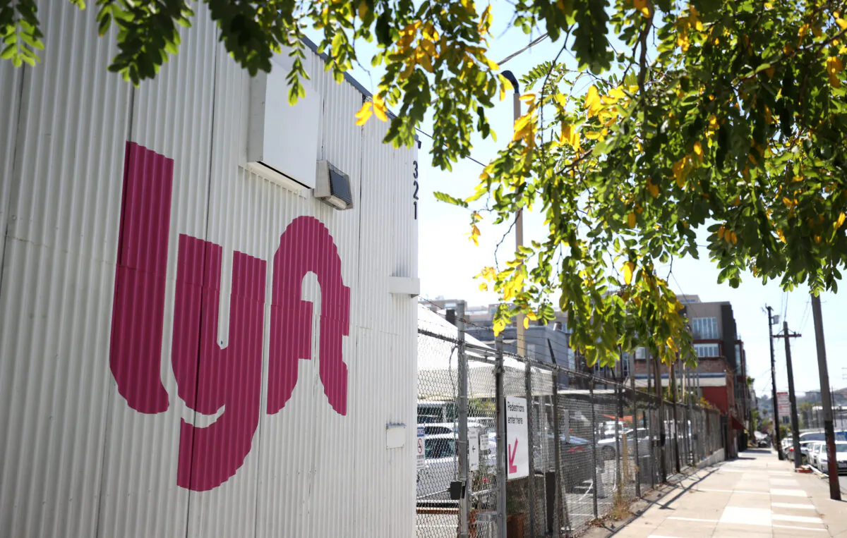 A sign is posted in front of a Lyft driver center in San Francisco on Aug. 12, 2020. (Justin Sullivan/Getty Images)