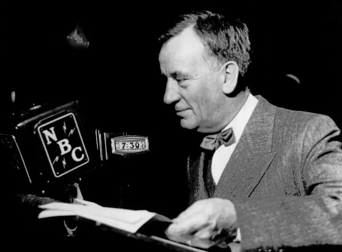 Edgar Guest on his radio program in 1935. (Public Domain)