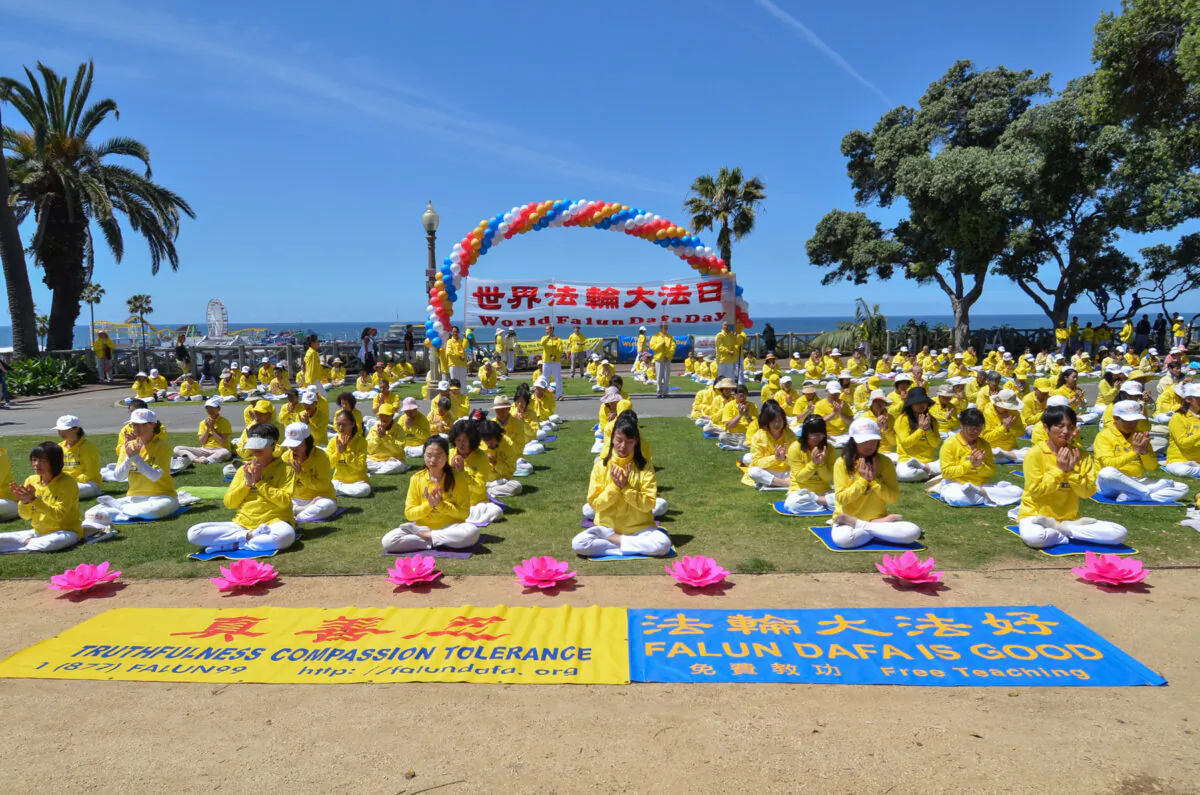 Along the scenic coastline of Santa Monica Beach, hundreds of Falun Dafa adherents wearing yellow shirts celebrate the spiritual practice in Santa Monica, Calif., on May 7, 2023. (Alex Lee/The Epoch Times)