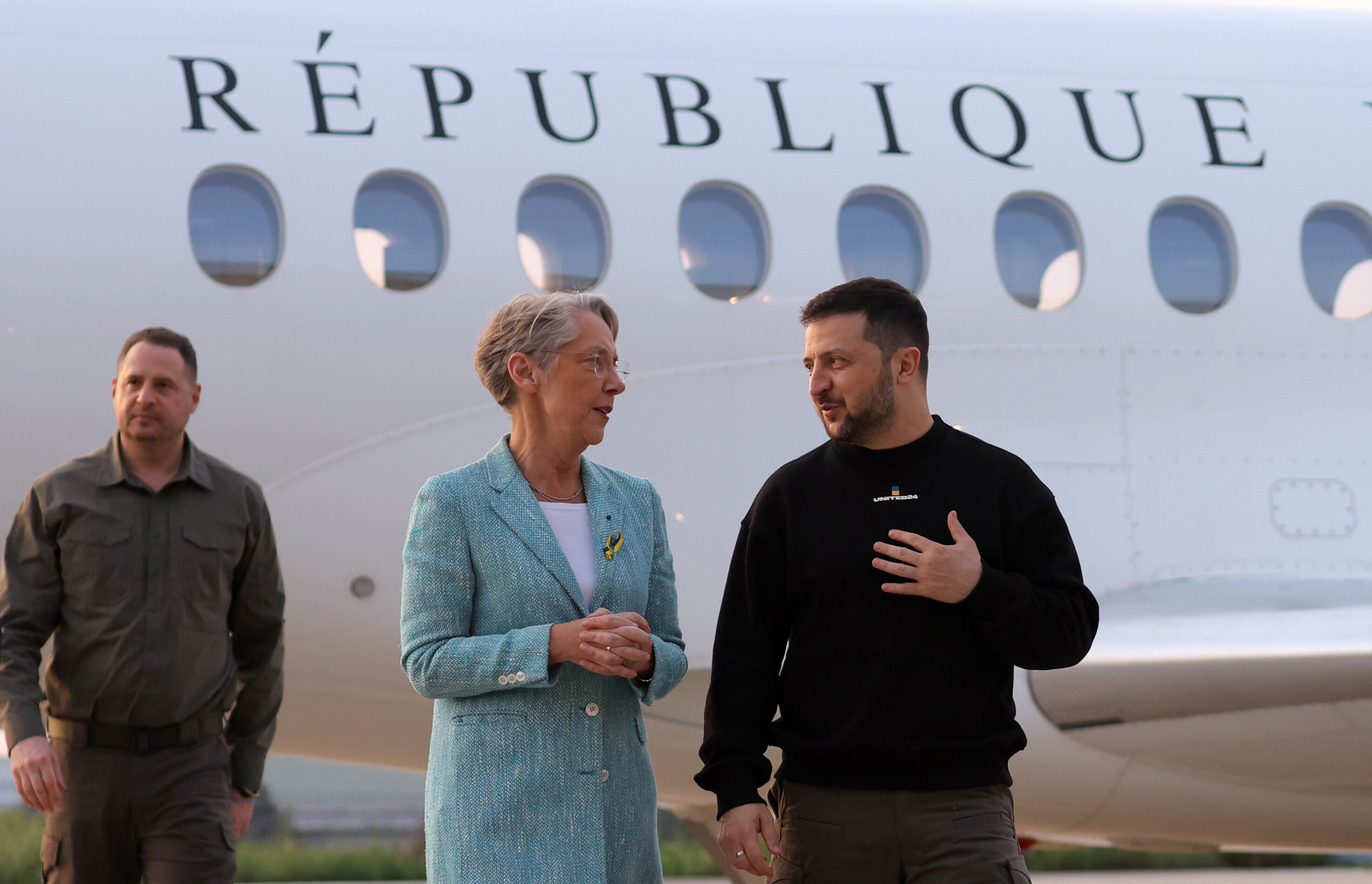 Ukraine's Zelenskyy Makes Surprise Visit to Paris for Talks With French President Macron - Vimarsana News