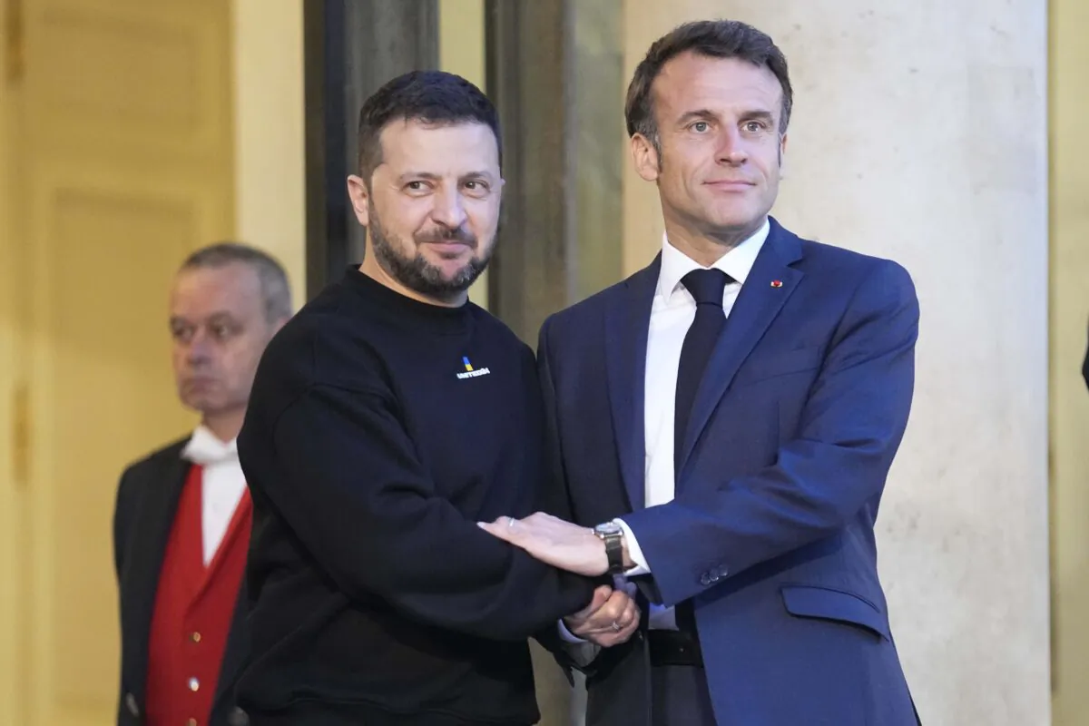 French President Emmanuel Macron (R) welcomes Ukrainian President Volodymyr Zelenskyy at the Élysée Palace in Paris on May 14, 2023. (Michel Euler/AP Photo)