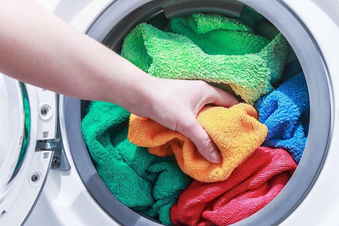 Towels are daily necessities that people use often in their lives. Tests have found that if towels are left unwashed for three days, the bacteria count could multiply to that residing on a toilet. (Oleg Doroshin/Shutterstock)