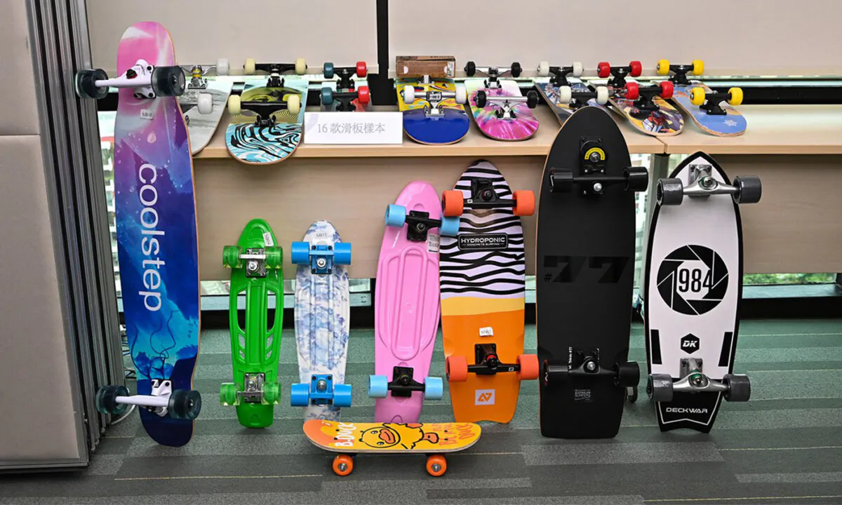 Consumer Council examines 16 skateboard samples, revealing inadequate labeling and safety concerns on May 15, 2023. (Sung Pi-Lung/The Epoch Times)