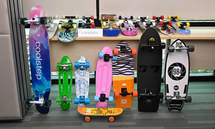 Consumer Council examines 16 skateboard samples, revealing inadequate labeling and safety concerns on May 15, 2023. (Sung Pi-Lung/The Epoch Times)