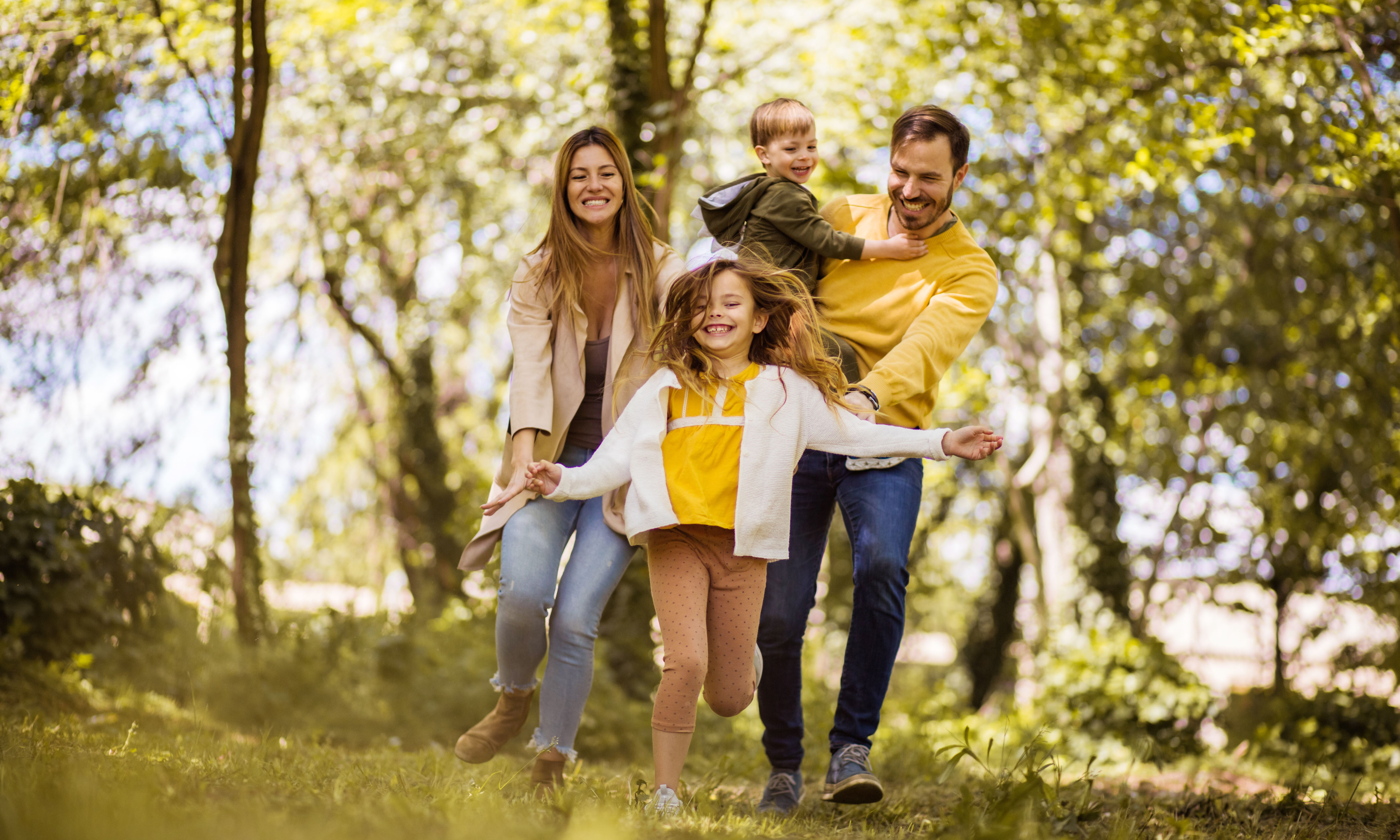 Совместный важный. Family in Forest. Мы семья - we are Family. Квадратное фото лето и семья. Spending time with Family and friends.