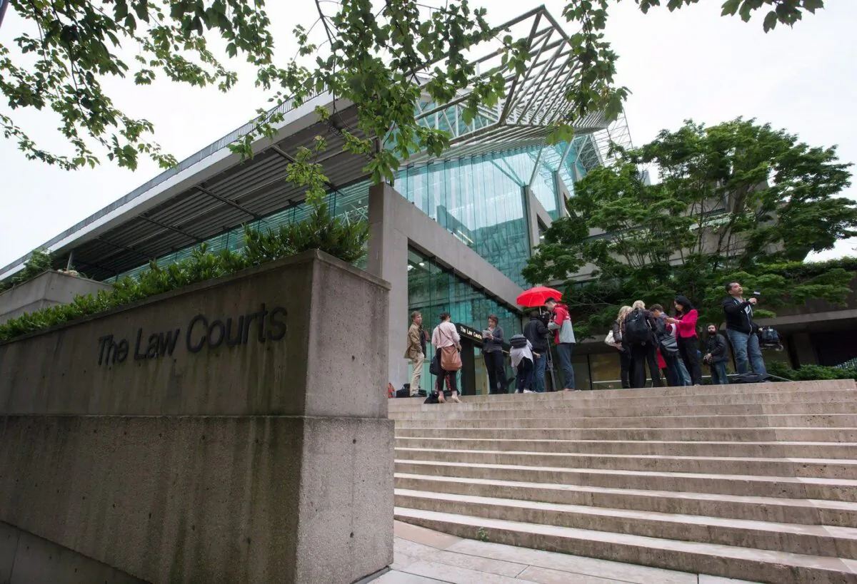 Media wait outside B.C. Supreme Court, in Vancouver, B.C., on June 2, 2015. (The Canadian Press/Darryl Dyck)
