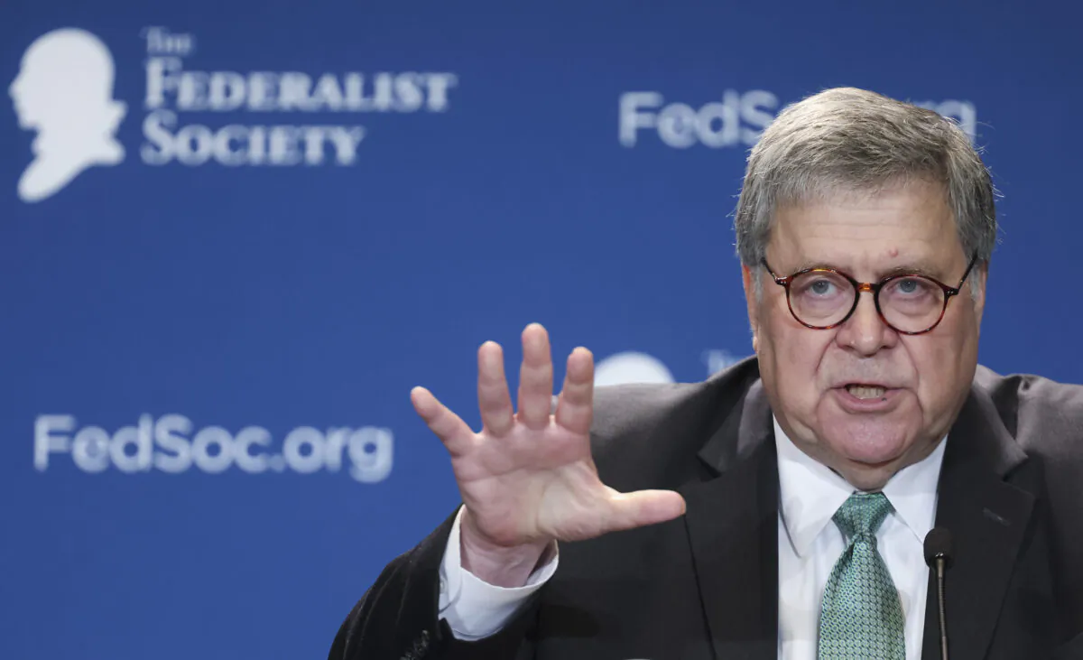 Former U.S. Attorney General William Barr speaks at a meeting of the Federalist Society in Washington, D.C., on Sept. 20, 2022. (Win McNamee/Getty Images)