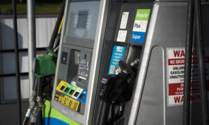 US Pump Prices Surge as Drivers Prepare for Memorial Day Weekend