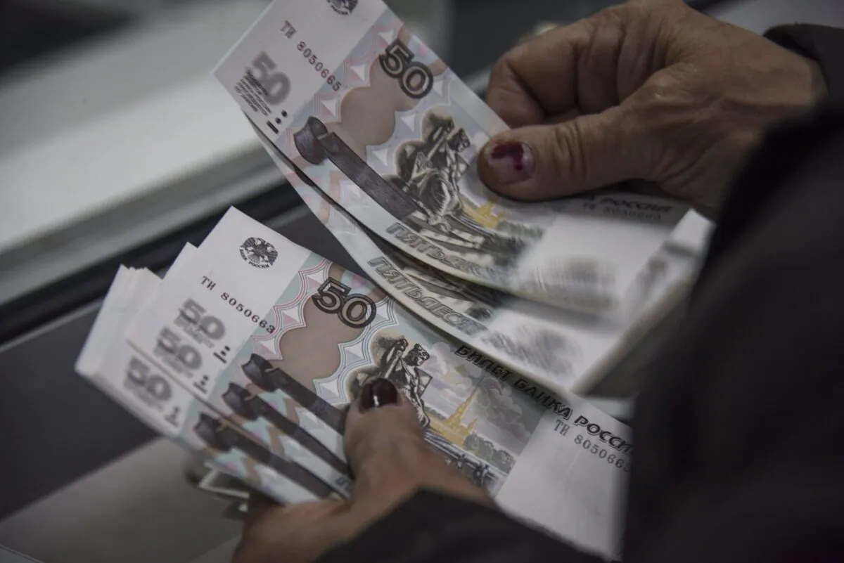 A pensioner counts Russian rubles in Donetsk, eastern Ukraine, on April 1, 2015. (The Associated Press/Mstyslav Chernov)