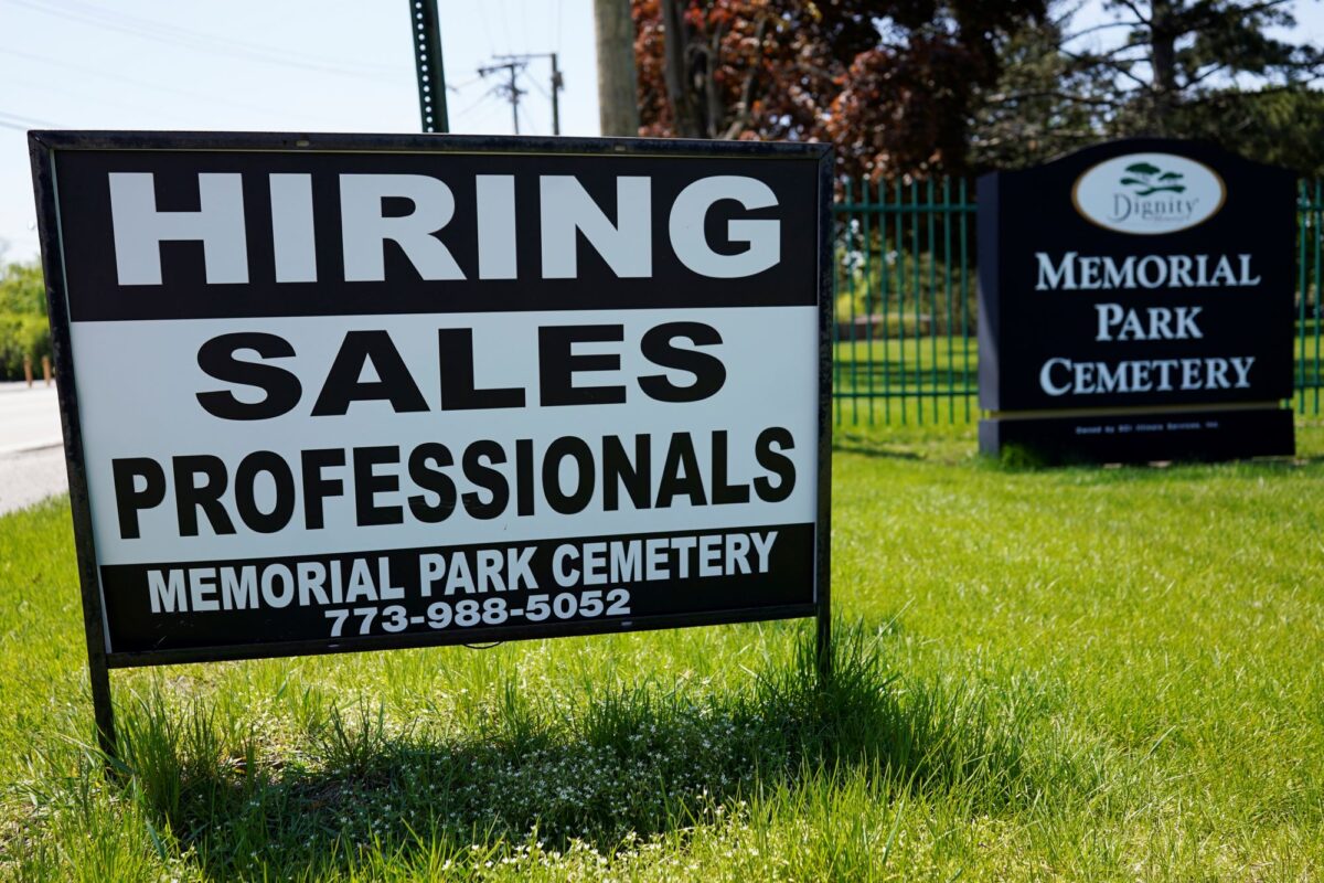 NextImg:Fewer Americans Apply for Jobless Benefits, Labor Market Still Showing Strength