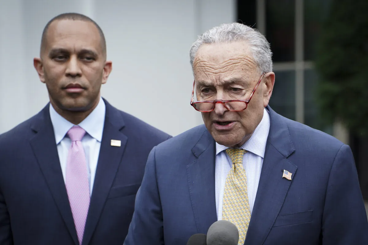 (L) House Minority Leader Hakeem Jeffries (D-N.Y.) and (R) Senate Majority Leader Charles E. Schumer (D-N.Y.) speak to the press after meeting President Joe Biden and other leaders at the White House, on May 16, 2023. (Madalina Vasiliu/The Epoch Times)