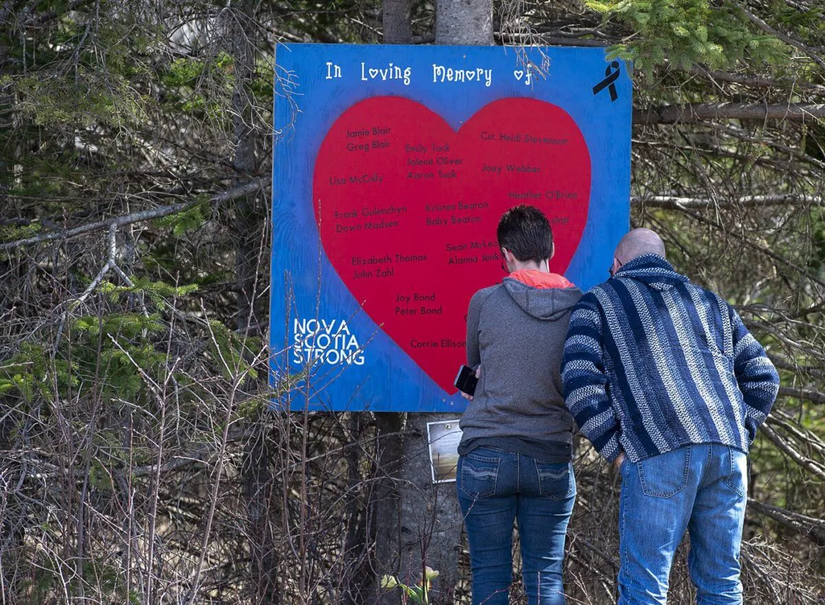 People pay their respects at a roadside memorial in Portapique, N.S., on April 26, 2020. (The Canadian Press/Andrew Vaughan)

